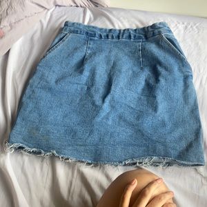 Cute high waisted jean skirt with pockets. Zipper back. Give hour glass shape